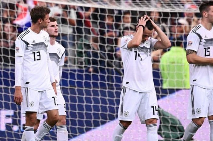 Para pemain timnas Jerman meninggalkan lapangan dengan ekspresi lesu usai dikalahkan Prancis dalam partai UEFA Nations League di Stade de France, Paris, 16 Oktober 2018.