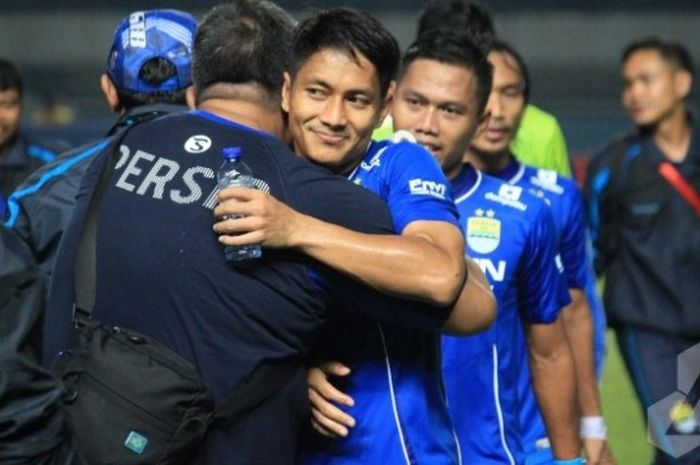 Pelukan bek Persib, Purwaka Yudhi ke dokter tim Maung Bandung, dr Rafi Ghani sesuai mereka menang atas PSM Makassar di Stadion GBLA, Kota Bandung, Sabtu (2/7/2016) malam. 