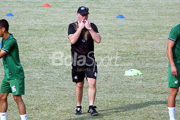 Pelatih PSMS Medan, Peter Butler, saat memimpin latihan  di Stadion Teladan, Kamis (26/7/2018) sore.