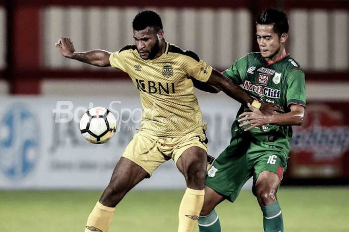 Striker Bhayangkara FC, Marinus Wanewar, dan bek PSMS Medan, M Roby, berduel pada laga kontra PSMS Medan di Stadion PTIK, Jakarta, Jumat (3/8/2018).