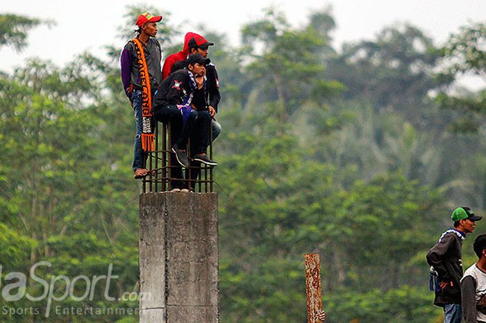 Pendukung PSIS Semarang menyaksikan pertandingan dari luar Stadion Moch. Soebroto, Magelang, saat PSIS menjamu Bali United  dalam laga lanjutan Liga 1, Minggu (1/4/2018).