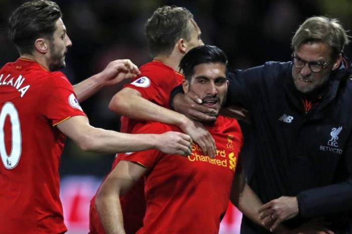 Pelatih Liverpool, Juergen Klopp, ikut merayakan gol Emre Can ke gawang Watford dalam partai Liga Inggris di Vicarage Stadium, Watford, 1 Mei 2017.