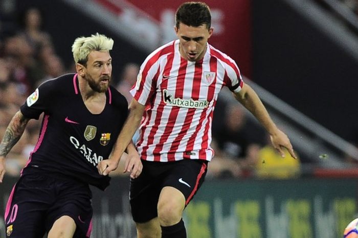 Ikon FC Barcelona, Lionel Messi (kiri), berduel dengan pemain Athletic Bilbao, Aymeric Laporte, dalam pertandingan La Liga di Stadion San Mames, Bilbao, Spanyol, 28 Agustus 2016.