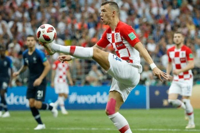 Sayap Kroasia, Ivan Perisic, mengontrol bola sebelum melesakkan tembakan yang menghasilkan gol ke gawang Prancis dalam laga final Piala Dunia 2018 di Stadion Luzhniki, Moskow, 15 Juli 2018.