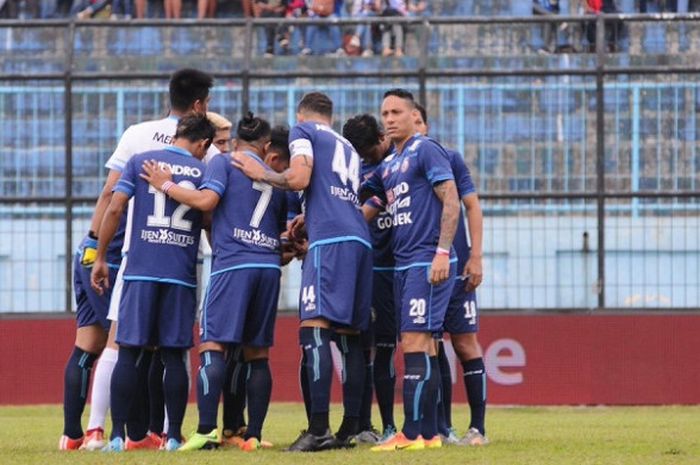 Pemain Arema FC kompak jelang laga Persiba Balikpapan di Stadion Kanjuruhan, Malang, Jumat (18/8/2017).