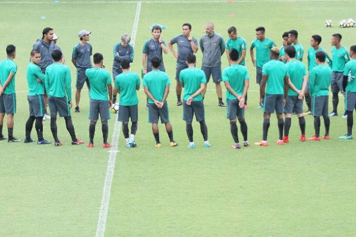 Timnas Indonesia dipimpin pelatih Luis Milla menjalani latihan jelang laga kontra timnas Islandia di lapangan ABC, komplek Gelora Bung Karno (GBK), Jakarta pada Jumat (12/1/2018) sore. 