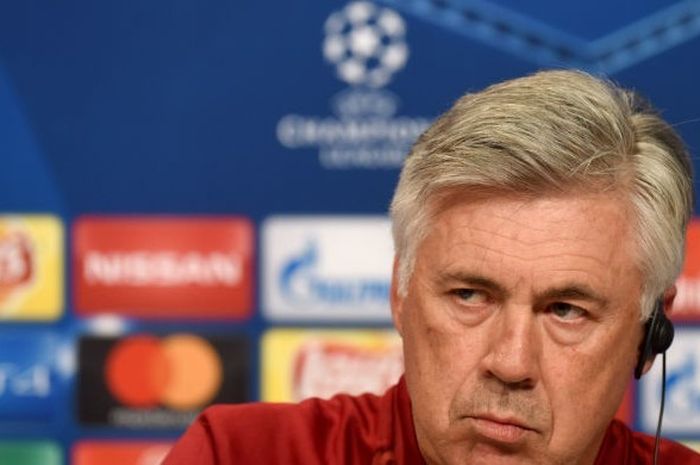 Pelatih FC Bayern Muenchen, Carlo Ancelotti, saat hadir di konferensi pers jelang laga Grup D Liga Champions kontra PSV Eindhoven, Selasa (18/10/2016) waktu setempat. 