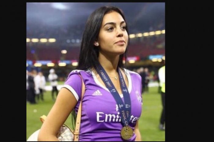 Georgina Rodriguez dalam balutan Jersey Real Madrid