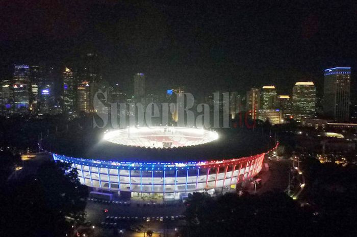 Stadion Utama Gelora Bung Karno, Jakarta, tampak mentereng saat uji lampu pada 11 Januari 2018.