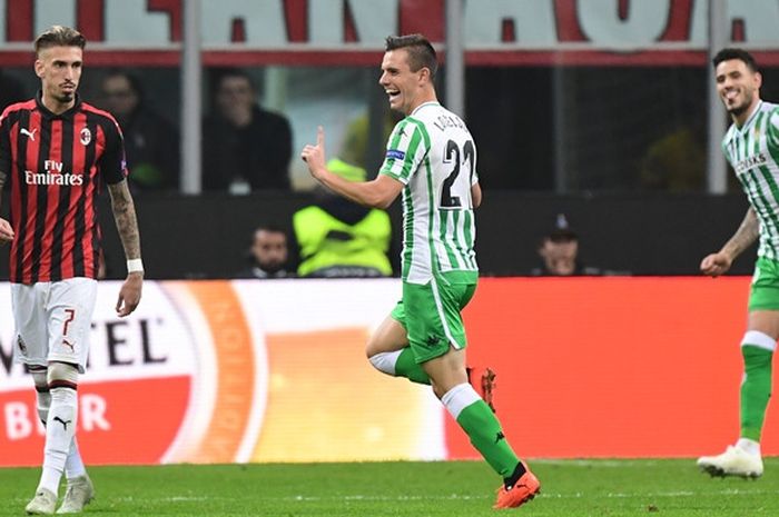 Gelandang Real Betis, Giovani Lo Celso (tengah), merayakan gol yang dicetak ke gawang AC Milan dalam laga Grup F Liga Europa di Stadion San Siro, Milan, Italia pada 25 Oktober 2018.