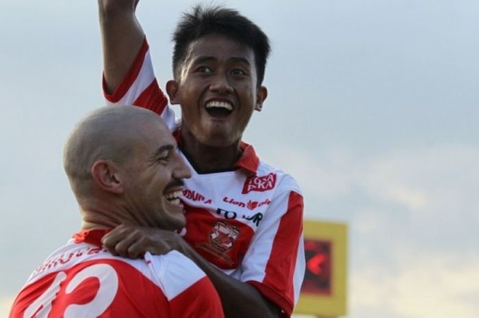 Pemain Madura United, Bayu Gatra (atas) dan Dane Milovanovic, melakukan selebrasi dalam laga pekan ketiga Liga 1 melawan Mitra Kukar dengan skor akhir 2-2 di Stadion Ratu Pamellingan Pamekasan, Jawa Timur (28/4/2017). 