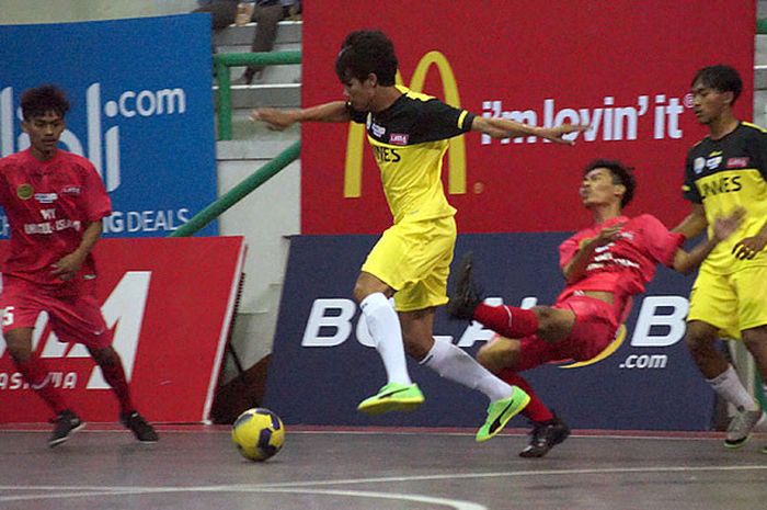 Aksi pemain futsal putra Universitas Negeri Semarang (UNNES/kuning) saat melawan Universitas Muhammadiyah Yogyakarta (UMY) dalam laga LIMA Futsal Kaskus CJYC 2017 di GOR Ki Bagoes Hadikoesoemo, Yogyakarta, (19/8/2017).