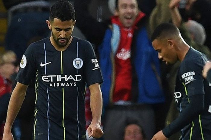 Striker Manchester City, Gabriel Jesus (kanan), tampak lesu saat rekan setimnya Riyad Mahrez gagal mencetak gol lewat titik putih saat melawan Liverpool dalam ajang Liga Inggris Premier League pada Minggu (7/8/2018) di Stadion Anfield, Liverpool, Inggris.