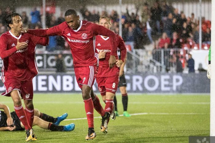 Striker Almere City, Ezra Walian (kiri), merayakan gol yang dicetak timnya ke gawang Helmond Sport dalam laga Eerste Divisie atau kasta kedua Liga Belanda di Stadion Yanmar, Sabtu (9/9/2017) dini hari WIB.