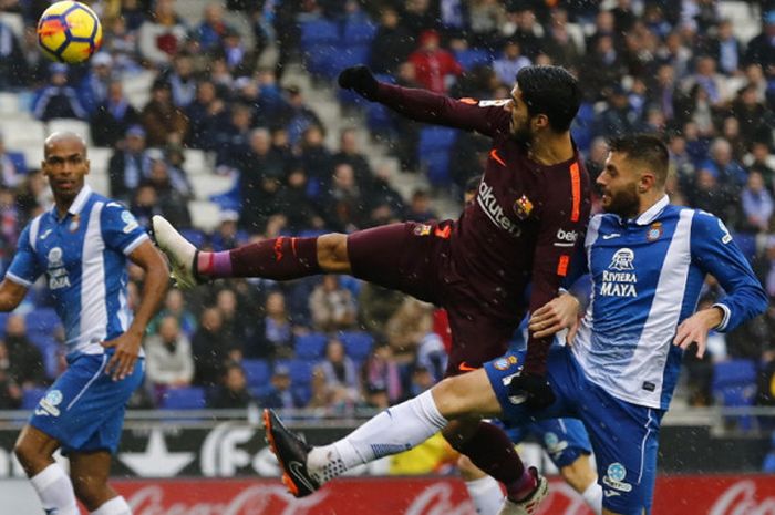 Aksi striker FC Barcelona, Luis Suarez (tengah), saat mencoba menjangkau bola dalam pertandingan Liga Spanyol 2017-2018 menghadapi Espanyol di Stadion RCDE, Cornella de Llobregat, Spanyol, pada Minggu (4/2/2018).