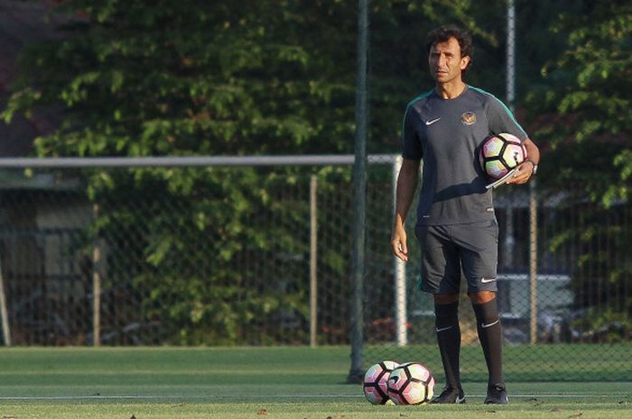 Luis Milla saat memberikan arahan di training camp di lapangan Sekolah Pelita Harapan, Karawaci, Senin (7/8/2018).