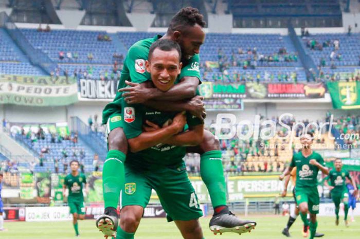 Selebrasi pemain Persebaya, Irfan Jaya, seusai membobol gawang PSIS Semarang  pada laga pembuka 8 besar Liga 2 musim 2017 untuk Grup Y, Rabu (15/11/2017)