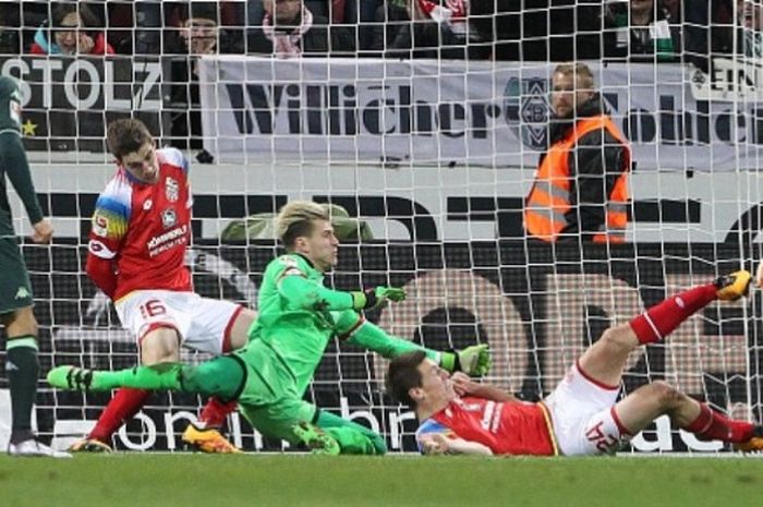 Aksi Loris Karius (tengah) saat memblok tembakan pemain lawan dalam duel Bundesliga antara Mainz melawan Borussia Moenchengladbach, 29 Januari 2016.