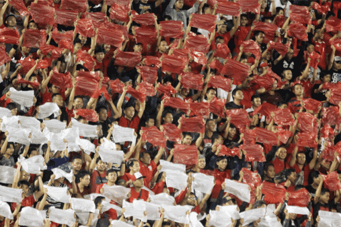 Suporter Indonesia ketika skuat Garuda menjamu Malaysia memadati seluruh sisi tribune Stadion Manahan, Solo, 6 September 2016.