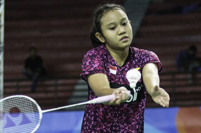 Pebulu tangkis tunggal putri Indonesia, Aurum Oktavia Winata, melakukan servis ke arah Sara Penalver Pereira pada partai kedua Kejuaraan Dunia Junior 2017 yang berlangsung di GOR Among Rogo, Yogyakarta, Rabu (11/10/2017).