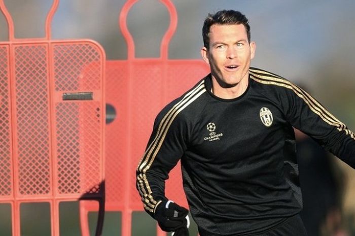 Bek kanan Juventus, Stephan Lichtsteiner, melakukan sesi latihan di Vinovo, pada 24 November 2015.