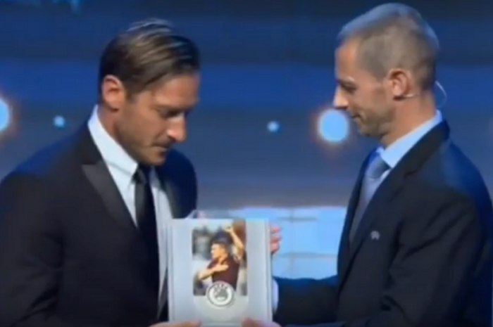 Gelandang legendaris AS Roma, Francesco Totti (kiri), menerima penghargaan UEFA President's Award 2017 dari Presiden UEFA, Aleksandar Ceferin, di Grimaldi Forum, Monako, pada Kamis (24/8/2017).