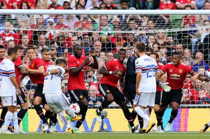 Penyerang Sampdoria, Fabio Quagliarella (menendang bola), saat mengeksekusi tendangan bebas di dalam kontak penalti Manchester United dalam pertandingan uji coba di Stadion Aviva, Dublin, Republik Irlandia, pada Rabu (2/8/2017).