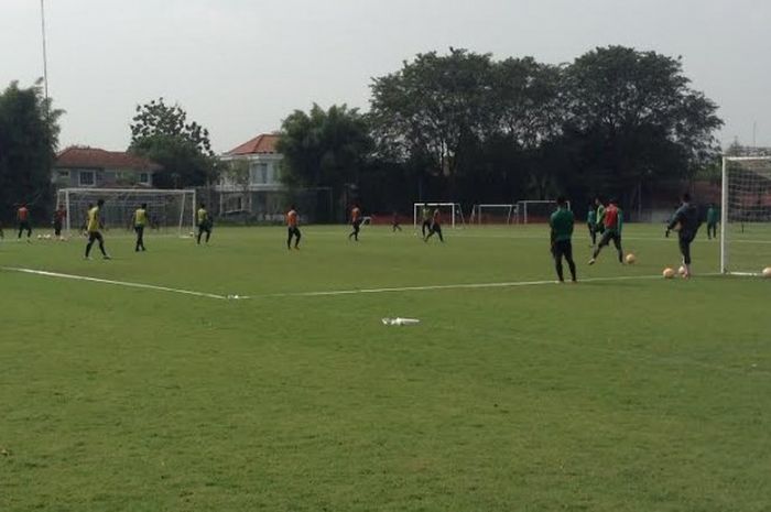 Suasana latihan pagi Timnas U-22 Indonesia di lapangan Sekolah Pelita Harapan, Karawaci, Kab Tangerang, Jumat (21/4/2017).  