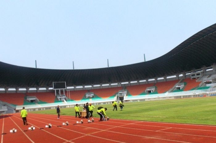      Stadion Pakansari, Cibinong.      