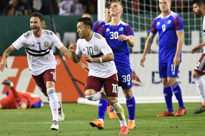 Penyerang tim nasional Meksiko, Marco Fabian (10), merayakan gol yang berhasil ia cetak ke gawang Islandia bersama Miguel Layun (7), dalam laga uji coba di Stadion Levi's, Santa Clara, Amerika Serikat, pada Sabtu (24/3/2018).