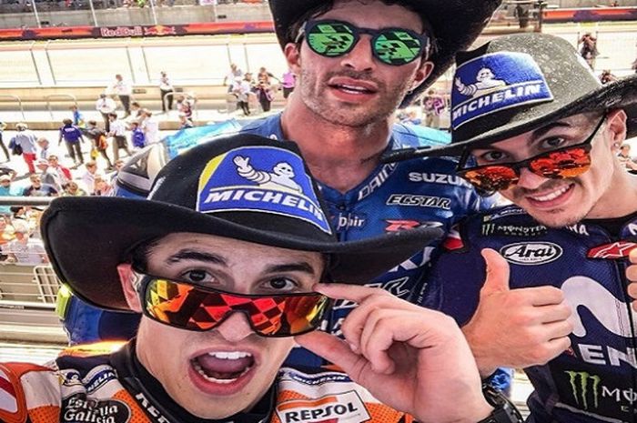 (dari ki-ka) Marc Marquez, Andrea Iannone, dan Maverick Vinales berswafoto bersama usai sama-sama berhasil meraih podium pada balapan MotoGP Americas 2018, Minggu (22/4/2018) waktu Amerika Serikat.