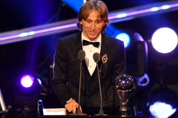 Luka Modric memberikan pidato singkat dengan trofi Pemain Terbaik FIFA dalam acara penganugerahan The Best FIFA Football Awards di London, 24 September 2018.