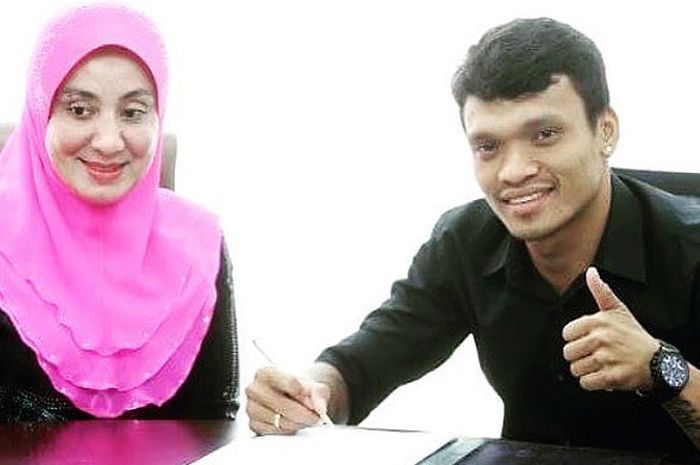 Presiden Kelantan F.A., Bibi Ramjani Ilias Khan (kiri) berpose bersama Ferdinand Sinaga saat penandatanganan kontrak.