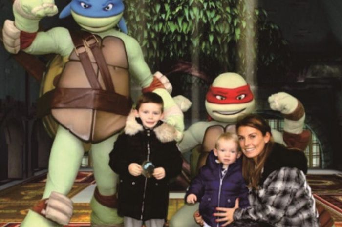 Coleen Rooney berfoto bersama dengan kedua putranya di blackpool, Inggris