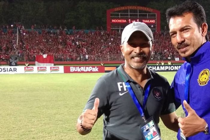 Foto bersama pelatih timnas U-16 Indonesia, Fakhri Husaini dengan pelatih timnas U-16 Malaysia, Raja Azlan Shah pada Piala AFF U-16 2018.