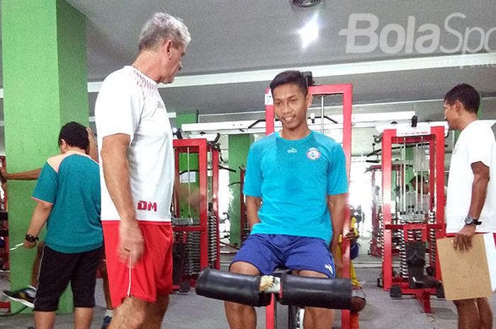 Mantan pemain Persis Solo Soni Setiawan saat berlatih bersama Arema FC di pusat kebugaran Universitas Brawijaya Malang pada Jumat (8/12/2017).