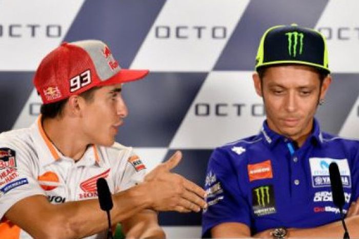 Valentino Rossi (kanan) menolak jabat tangan Marc Marquez (kiri) saat sesi konferensi pers MotoGP San Marino 2018, Kamis (6/8/2018). 