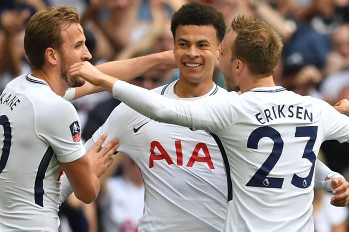 Gelandang Tottenham Hotspur, Dele Alli, melakukan selebrasi  bersama rekan setimnya setelah mencetak gol ke gawang Manchester United  pada laga semifinal Piala FA di Stadion Wembley, Sabtu (21/4/2018) waktu setempat.