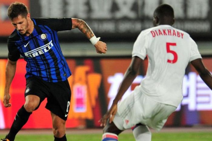 Penyerang Inter Milan, Stevan Jovetic (kiri), beraksi dalam duel uji coba melawan Olympique Lyon di Nanjing, China, 24 Juli 2017.