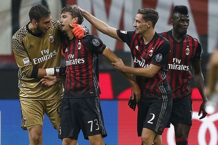 Para pemain AC Milan merayakan gol yang dicetak Manuel Locatelli (kedua dari kiri) ke gawang Sassuolo dalam laga Serie A di San Siro, Milan, 2 Oktober 2016.