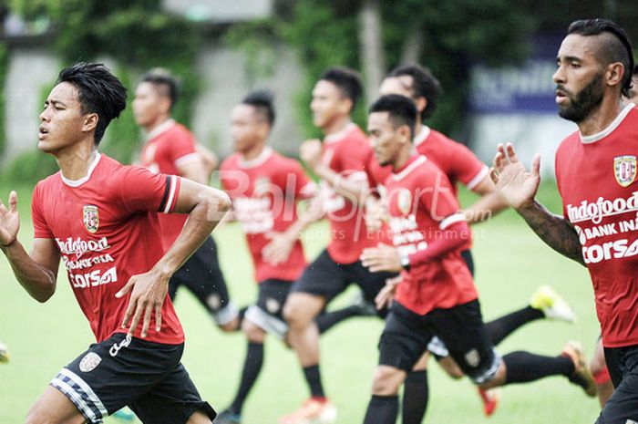 Pemain-pemain Bali United tetap mengisi waktu liburan Natal dan Tahun Baru 2018 dengan berlatih fisik di Lapangan Trisakti Legian, Rabu (28/12/2017).