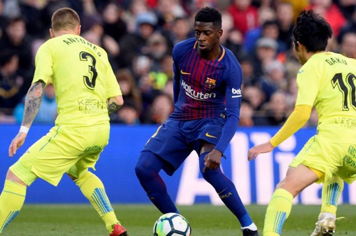 Penyerang FC Barcelona, Ousmane Dembele (tengah), berduel dengan pemain Getafe, Vitorino Antunes dan Gaku Shibasaki, dalam laga Liga Spanyol di Stadion Camp Nou, Barcelona, pada 11 Februari 2018.