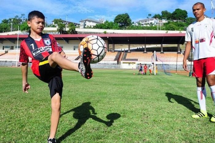 Momen Ricardo Salampessy saat ikut melatih sang anak, Reno Salampessy, di markas Persipura Jayapura, Stadion Mandala.