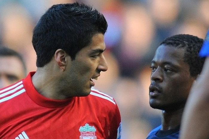 Luis Suarez (kiri), beradu argumen dengan Patrice Evra dalam laga Premier League antara Liverpool dan Manchester United, di Stadion Anfield, 15 Oktober 2011.