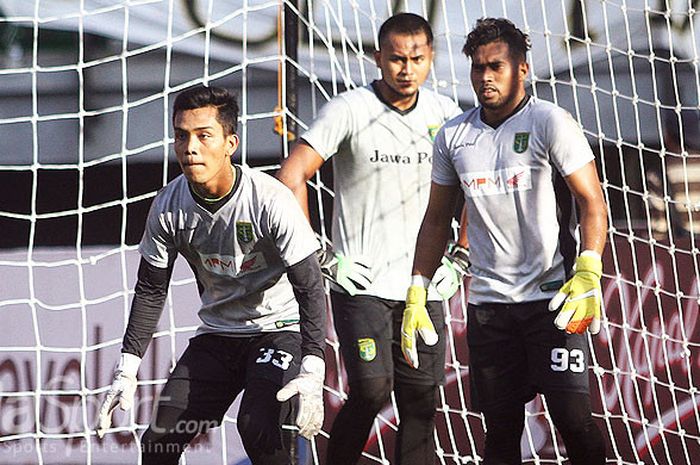 Dua kiper Persebaya, Miswar Saputra (depan) dan Dimas Galih (belakang) pada sesi latihan di Gelora B