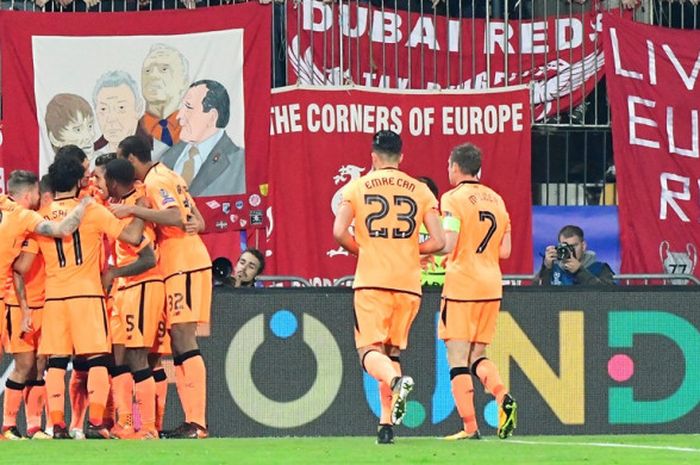 Para pemain Liverpool merayakan gol Roberto Firmino ke gawang Maribor pada partai fase grup Liga Champions di Stadion Ljudski vrt, Rabu (18/10/2017) dini hari WIB.