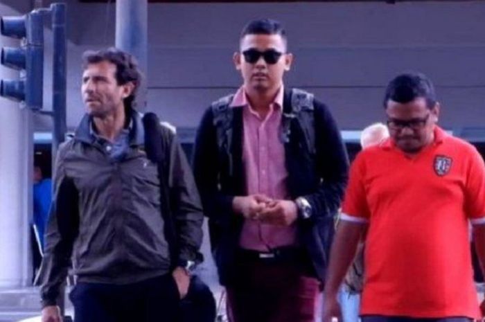 Foto Lama yang Kembali Beredar dan Viral. Foto itu Memperlihatkan Luis Milla Baru Mendarat di Bandara Ngurah Rai, Bali dan Didampingi oleh Sekretaris Umum Bali United, Michael Gerald