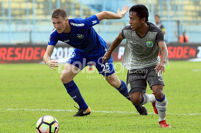 Penyerang Persela Lamongan, Fahmi Al-Ayyubi (kanan) dan bek PSIS Semarang, Petar Planic, mengejar bola dalam laga penyisihan terakhir Grup E Piala Presiden 2018 di Stadion Kanjuruhan Malang, Jawa Timur, Selasa (30/01/2018) sore.