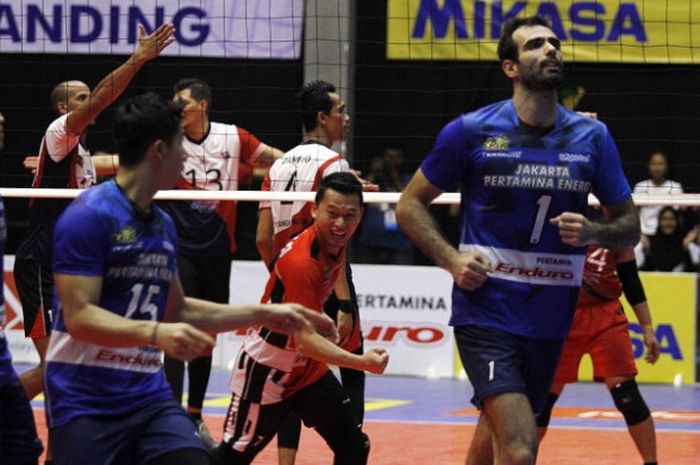 Pemain tim bola voli putra Jakarta Pertamina Energi, Alexander Minic (kanan) pada putaran kedua final four Proliga 2018 di GOR Sritex Arena, Solo, Minggu (8/4/2018).