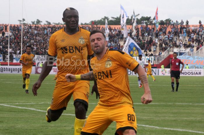  Selebrasi gelandang Bhayangkara FC, Paulo Sergio, usai mencetak gol ke gawang Persela Lamongan di Stadion Gelora Delta Sidoarjo, Senin (23/4/2018) . 